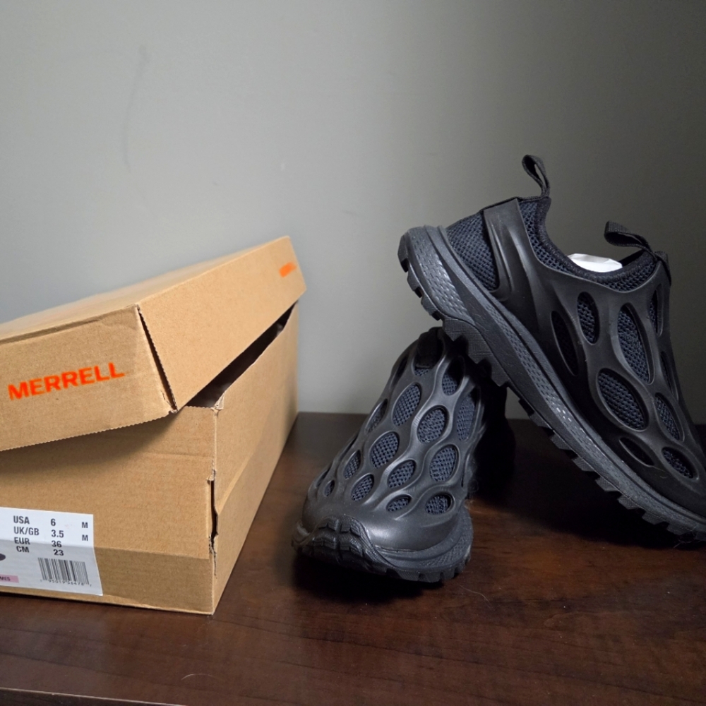 Merrell Hydro Runner Blacksize 6 (23cm) brand new with box
